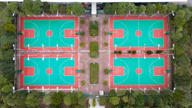 尊龙凯时人生就是博中国官网硅PU球场施工：打造专业运动地面的秘诀(图2)