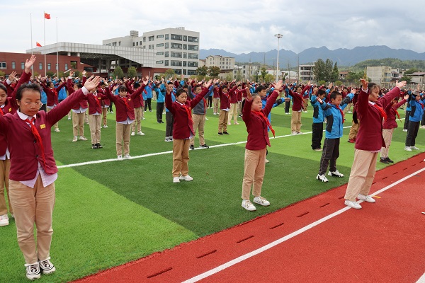 尊龙凯时人生就是博房县：旧貌换新颜！思源实验学校运动场改造完成投入使用