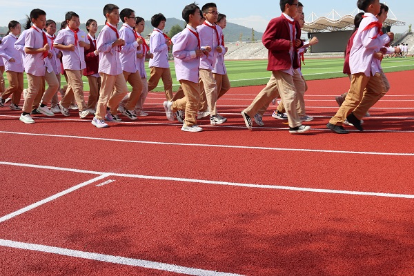 尊龙凯时人生就是博房县：旧貌换新颜！思源实验学校运动场改造完成投入使用(图2)