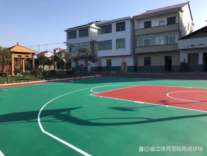 尊龙凯时人生就是博硅PU篮球场面层沥青基础处理