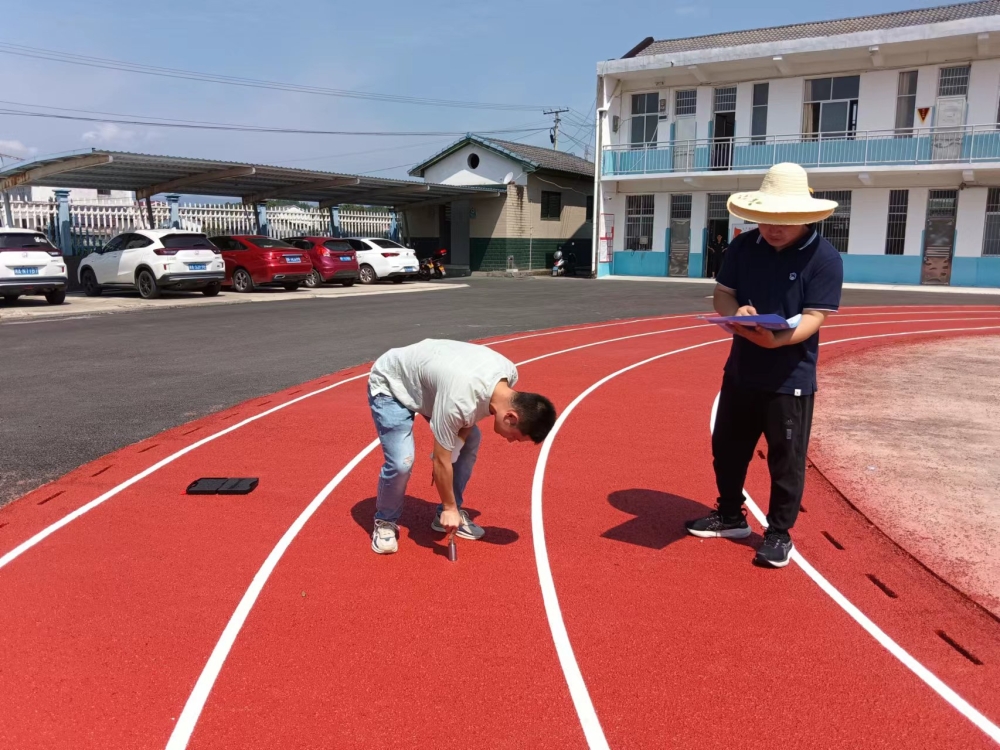 尊龙凯时人生就是博中国官网县检验检测中心：部门联动筑牢学校塑胶跑道质量安全防线(图2)