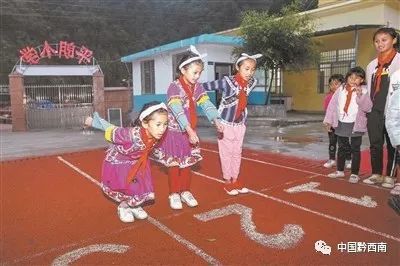 尊龙凯时人生就是博·(中国区)官方网站望谟县平朗小学 县道变跑道 校园成乐园