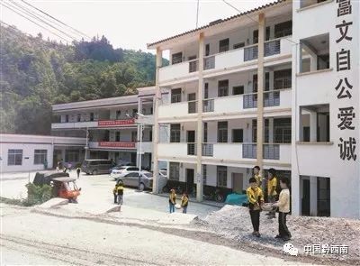 尊龙凯时人生就是博·(中国区)官方网站望谟县平朗小学 县道变跑道 校园成乐园(图5)