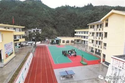 尊龙凯时人生就是博·(中国区)官方网站望谟县平朗小学 县道变跑道 校园成乐园(图6)