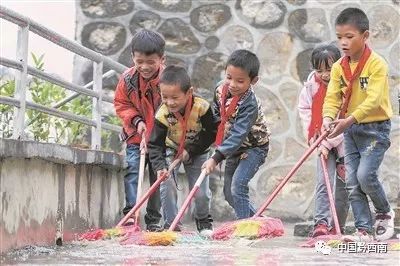 尊龙凯时人生就是博·(中国区)官方网站望谟县平朗小学 县道变跑道 校园成乐园(图8)